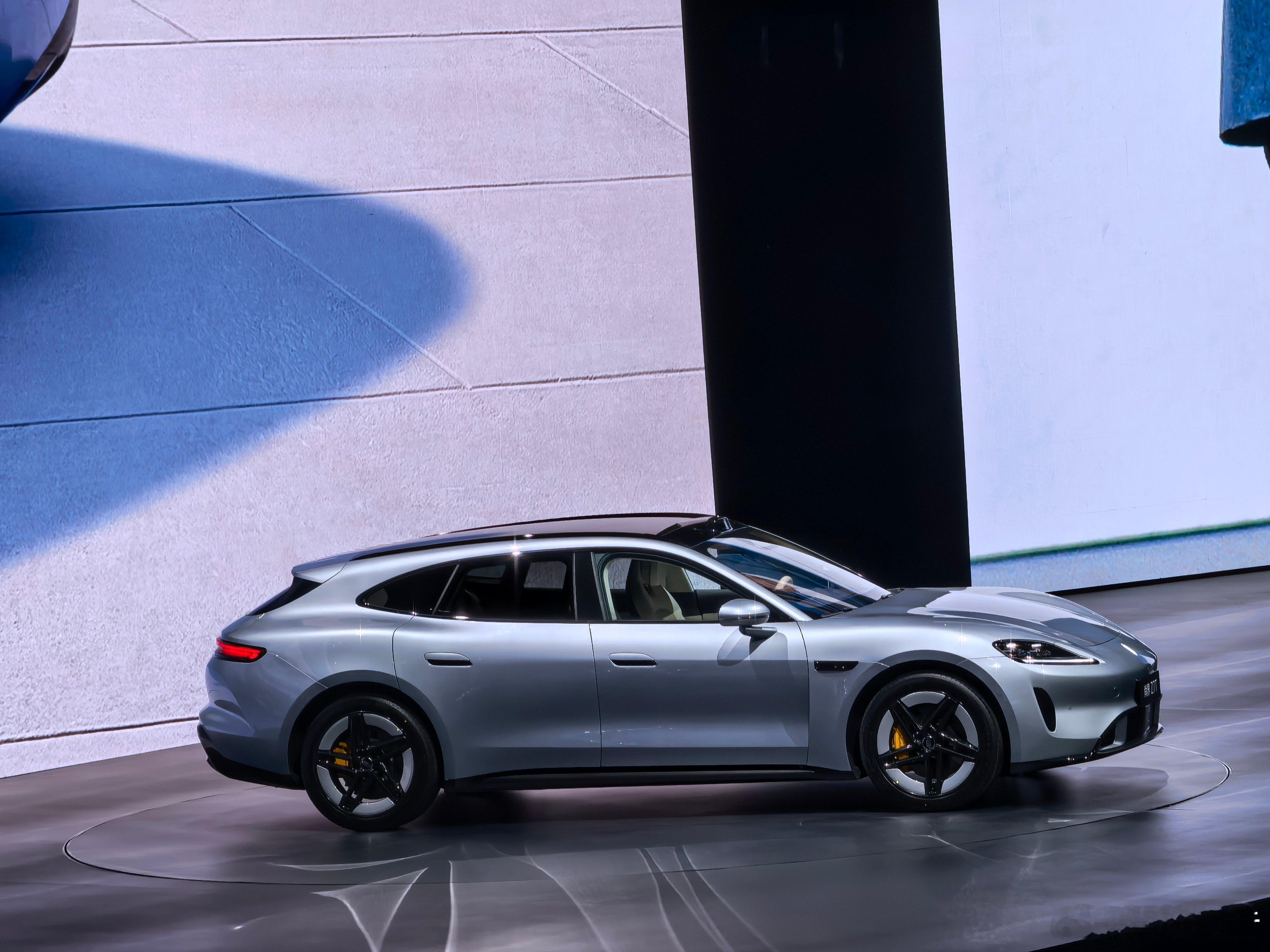 尚界Z7和Z7T，这个车漆质感确实可以，重点在于轮毂的选配。怎么去形容呢，称之为