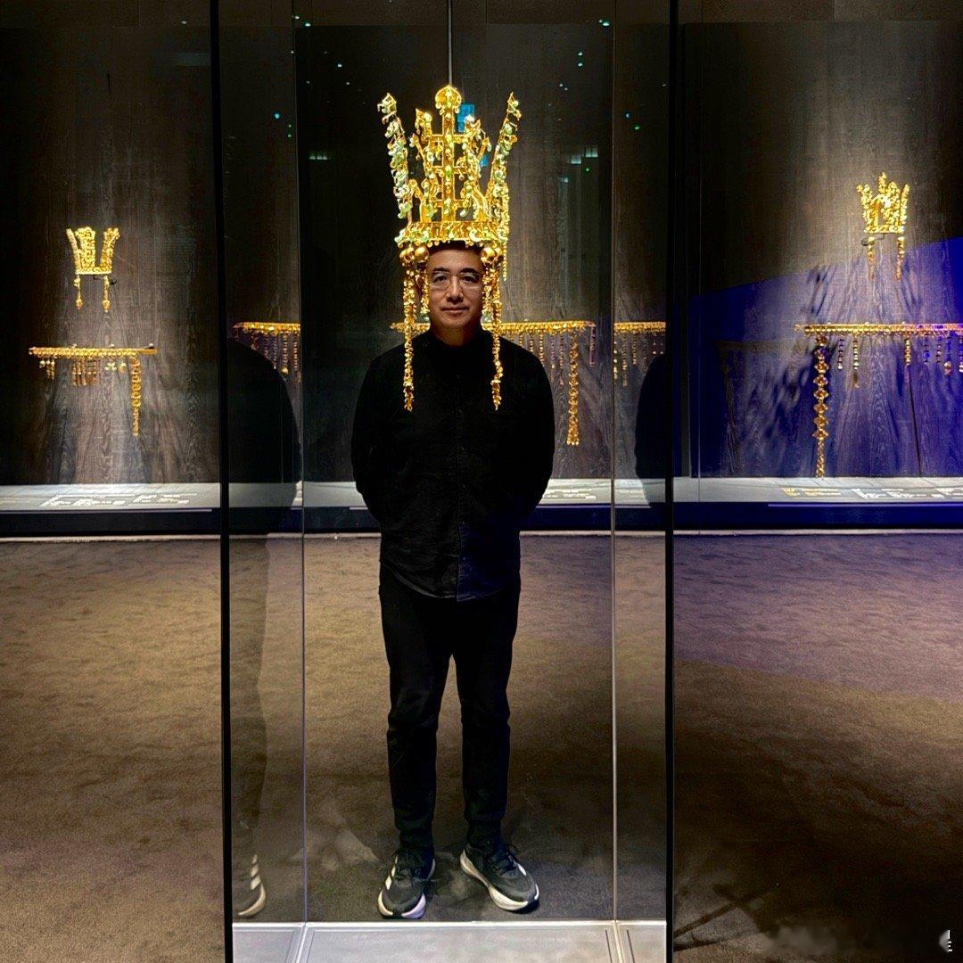 韩国国立庆州博物馆Apec特展：金冠。这是新罗六金冠历史上第一次同台，百年难遇，