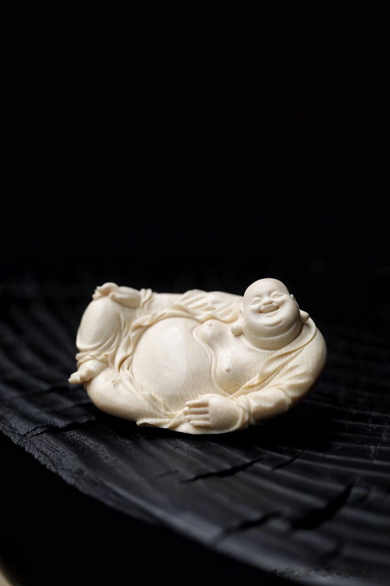 有时候，人们喜欢弥勒，不是因为他的身份。

而是因为那张始终带着笑意的脸。

猛