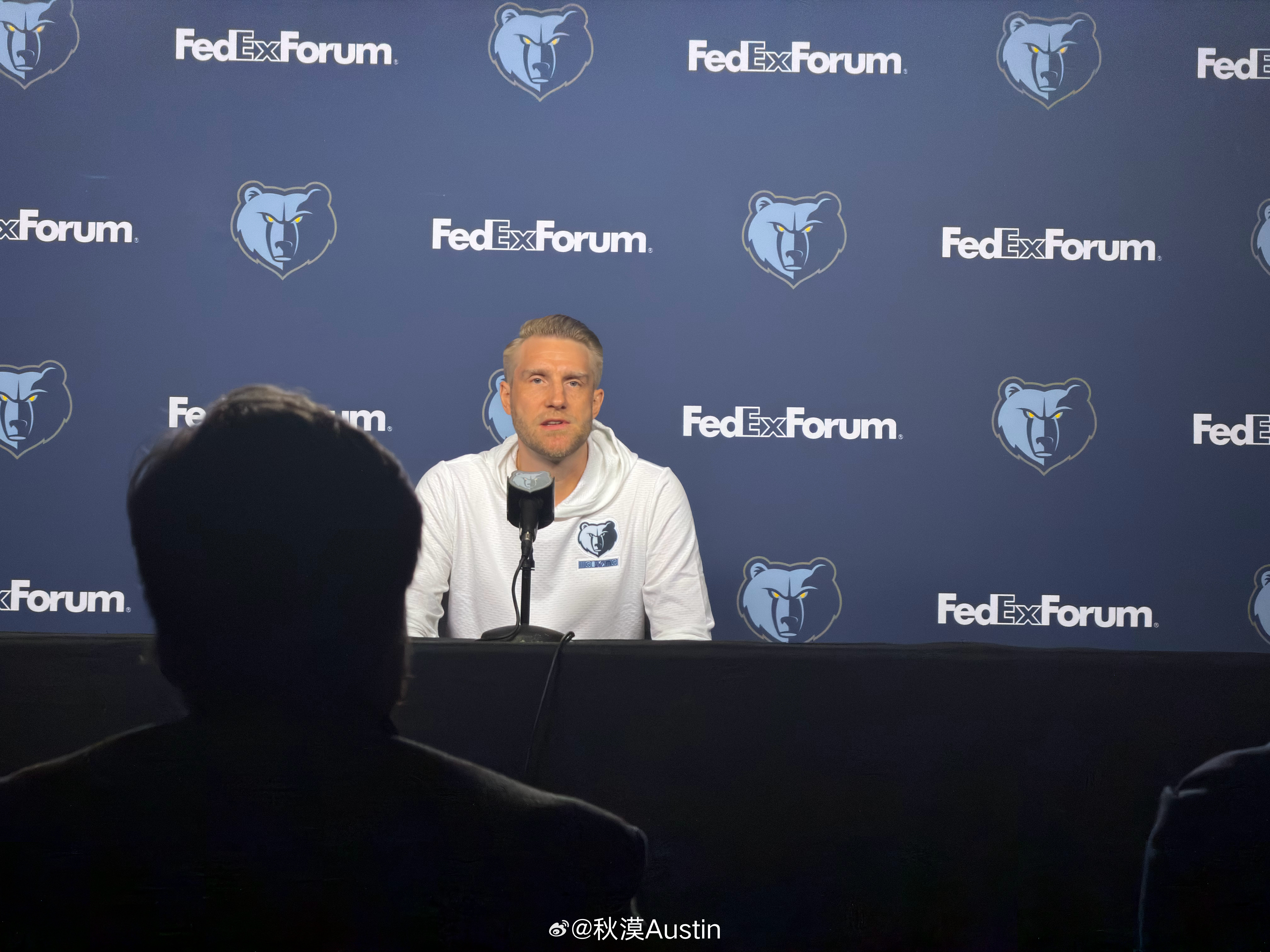 赛前谈及防守体系，伊萨洛教练谈到了昨晚火箭和雷霆的比赛。“那种兼具体型轮转的防守