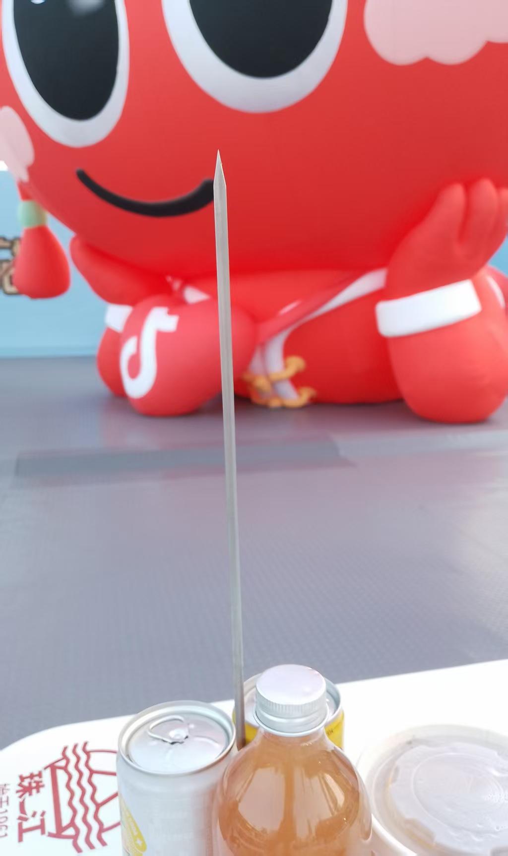 买了一串烧烤，得到一支很硬，很尖的铁签，我把铁签交给保洁员，叫她放好，不要被孩子