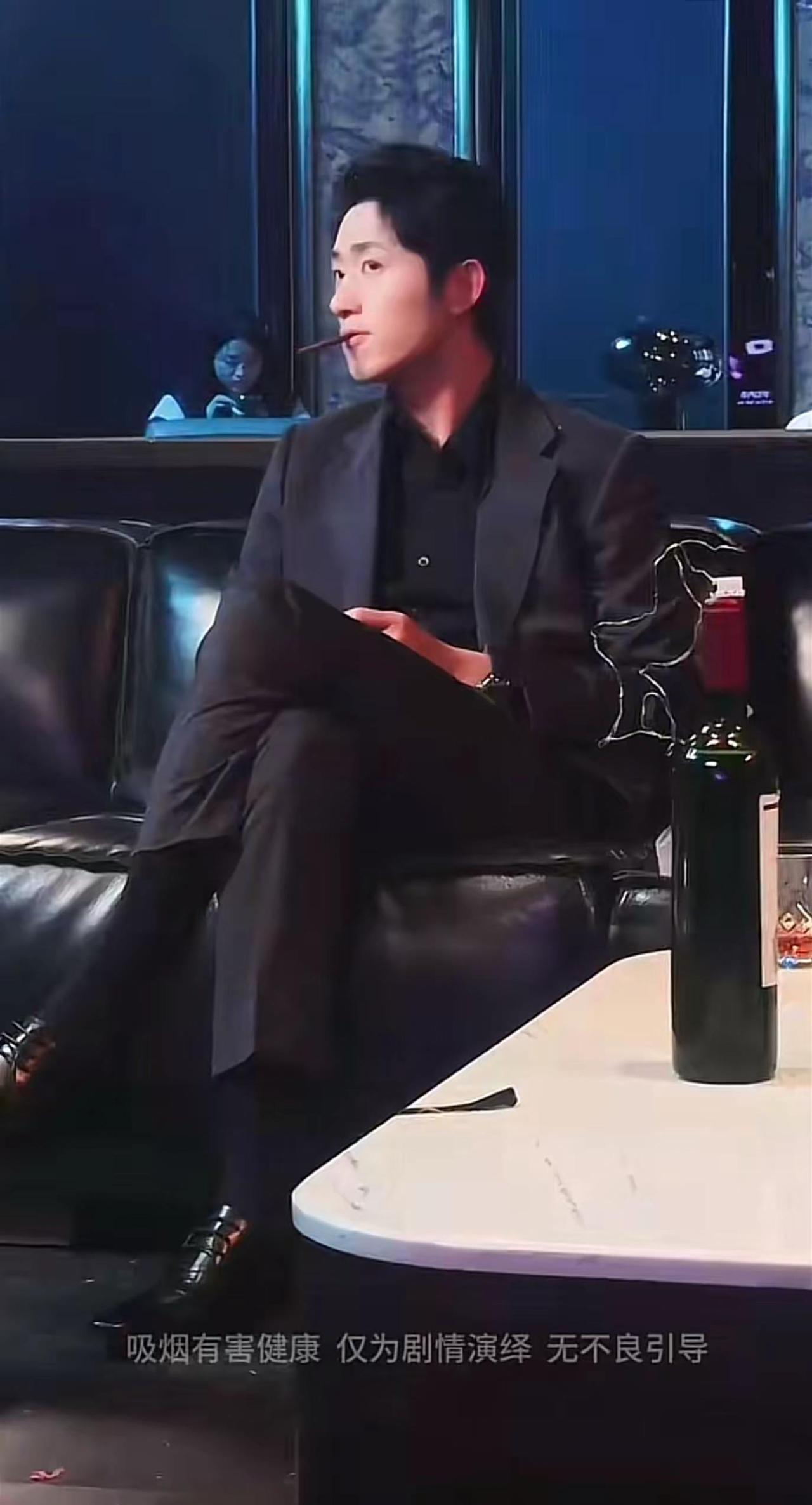 @王凯沐 这画面 那么像小爷呢👀💕。王凯沐 左一 炙爱难逃
