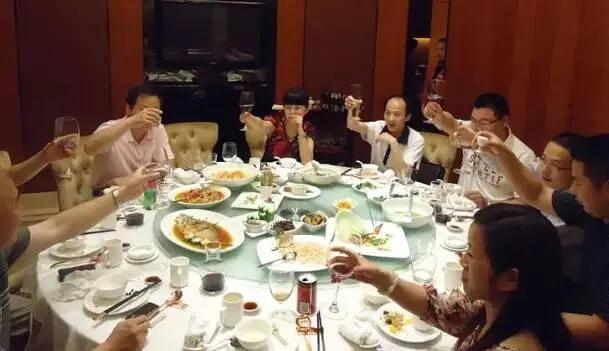 建议男人在酒桌上，千万要牢记“这5条潜规则”，越早知道越好！

1、不要抢先落座