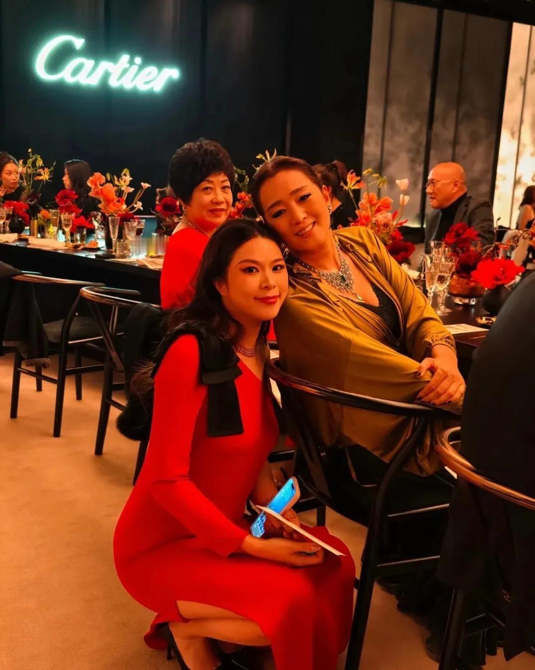 巩俐卡地亚晚宴气场仍在，内娱再难出此国际影后
 
巩俐亮相卡地亚高级珠宝晚宴，钻