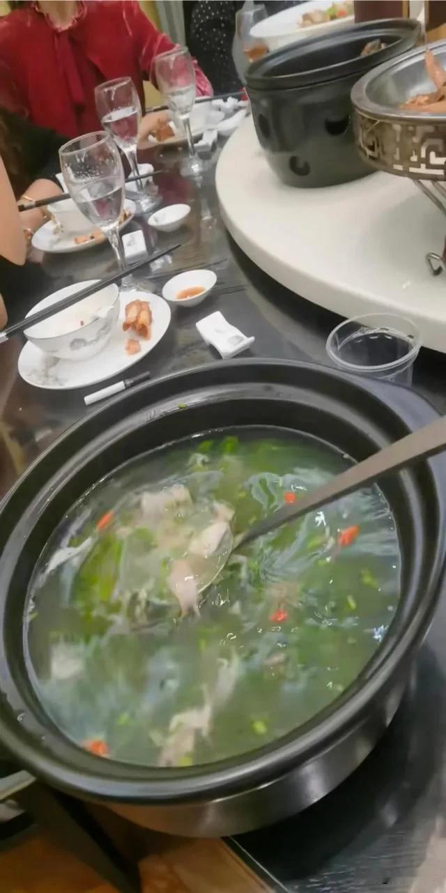 有一位网在视频吐槽，他们几个朋友，去仙居县，一家某某酒店吃饭，点了一个128元的