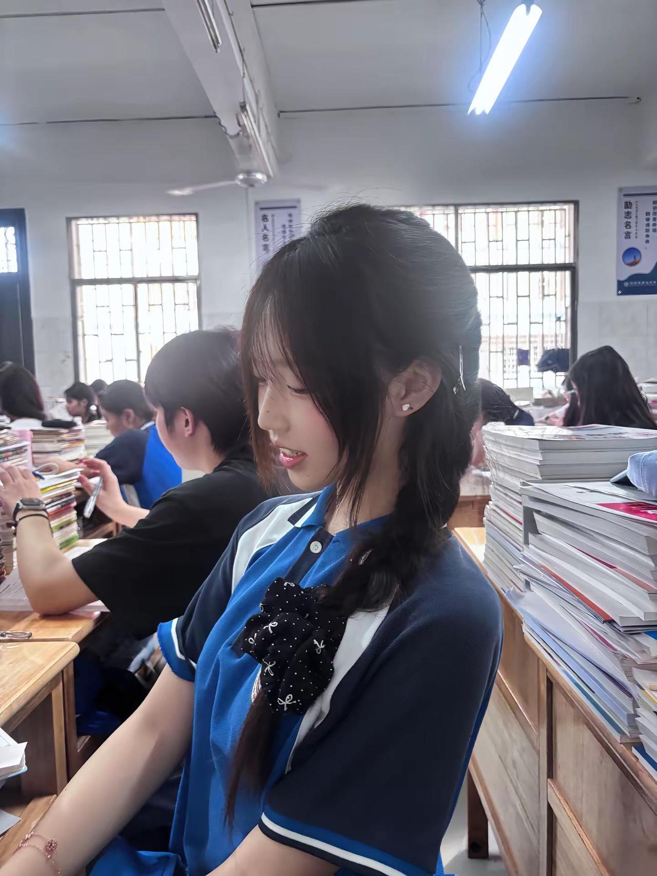 重新穿上校服 还能看到你眉眼弯弯对我笑吗校园 青春 侧马尾