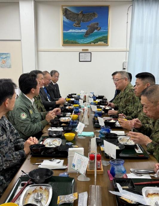 日本人真节俭，一点儿都不浪费粮食，餐盘里面连一粒饭都不剩。
小泉进次郎晒了自己的