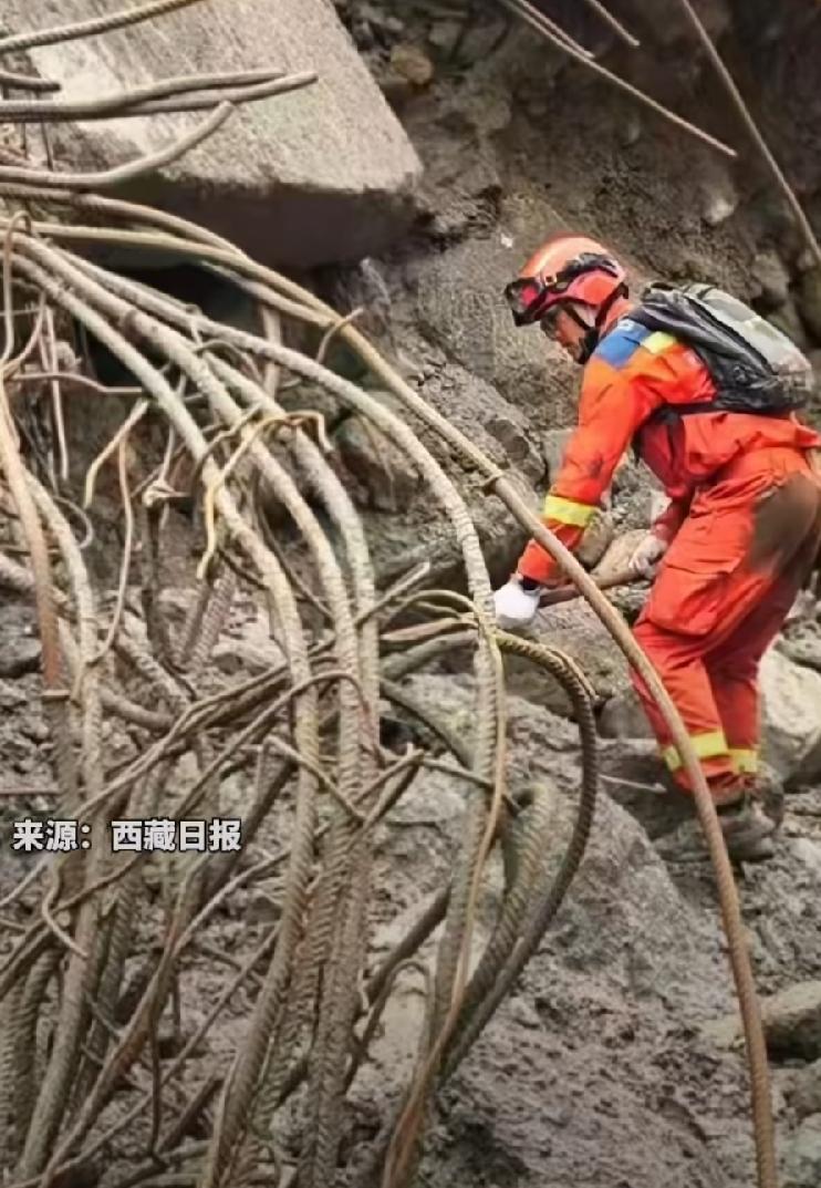 大楼只剩下骨架，钢筋水泥变成了麻花，还是特朗普说得形象，那些坚固耐用建筑物，像牙