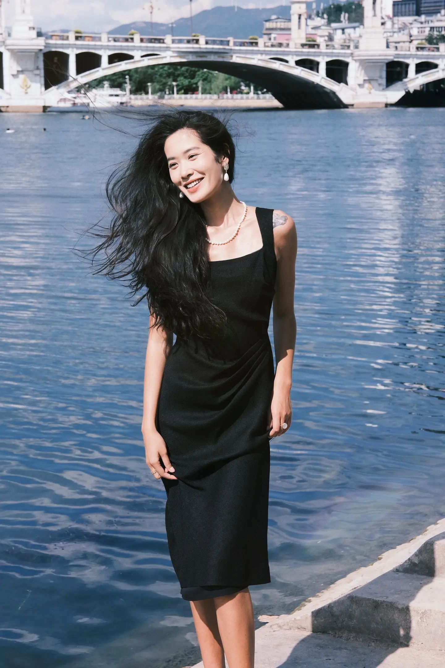 活得像海 自由像风。