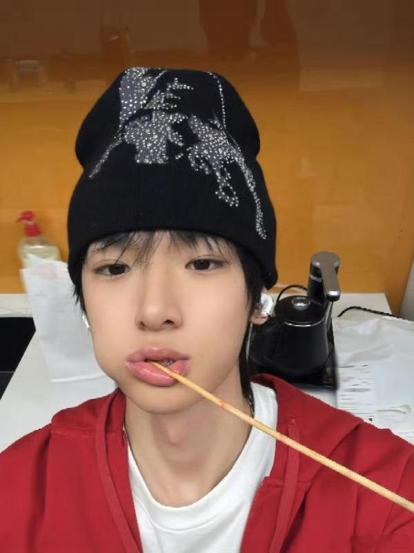 张峻豪的鱿鱼帽有点东西张峻豪日常造型惊喜不断，鱿鱼帽上身自带可爱buff，俏皮设