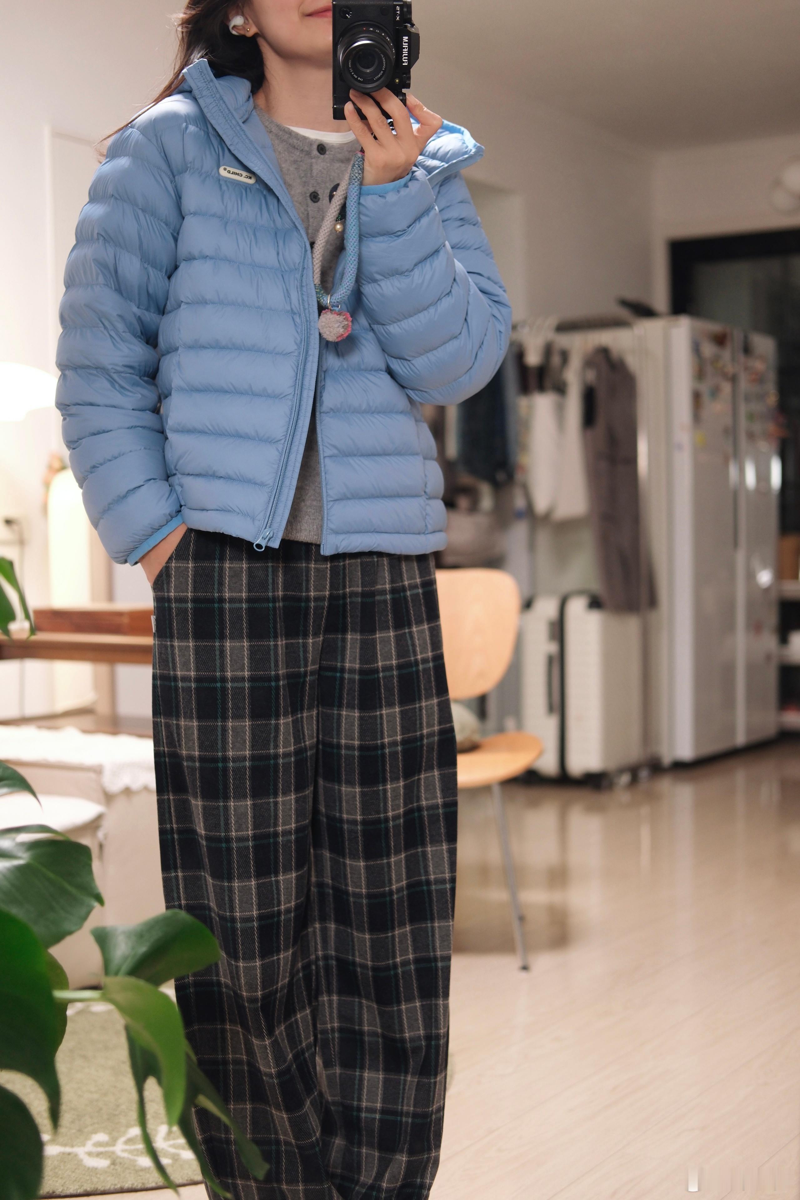 这两天给女儿准备秋冬的衣服，忽然发现：我俩个子差不多高，可她的腿比我长。以前自认