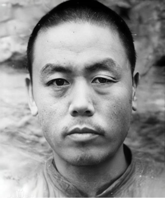 1955年，农民杨大发和妻子吵架，争吵中，妻子突然大喊：“你再说，我把你的黑历史