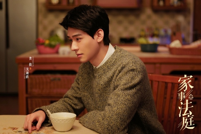 龚俊拍1集需2袋瓜子 龚俊本色出演《家事法庭》，本来就超爱吃瓜，拍戏等于沉浸式吃