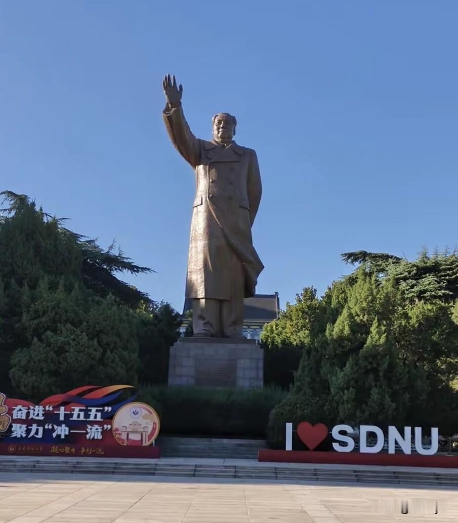 “毛主席挥手我前进！”山东师大校园内16米高的毛主席雕塑，让人想起毛主席的伟大和