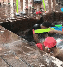 图一：小伙子目标明确，看来平时也没有少挨人家欺负啊！这一次总算找到报复的机会了。