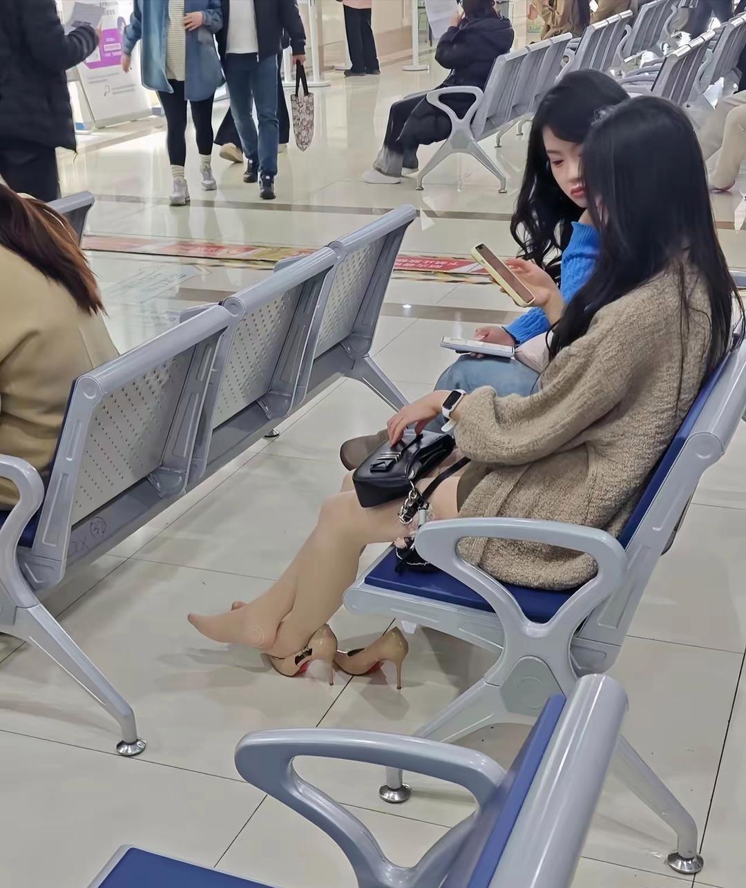 公共场所，脚这样放合适吗