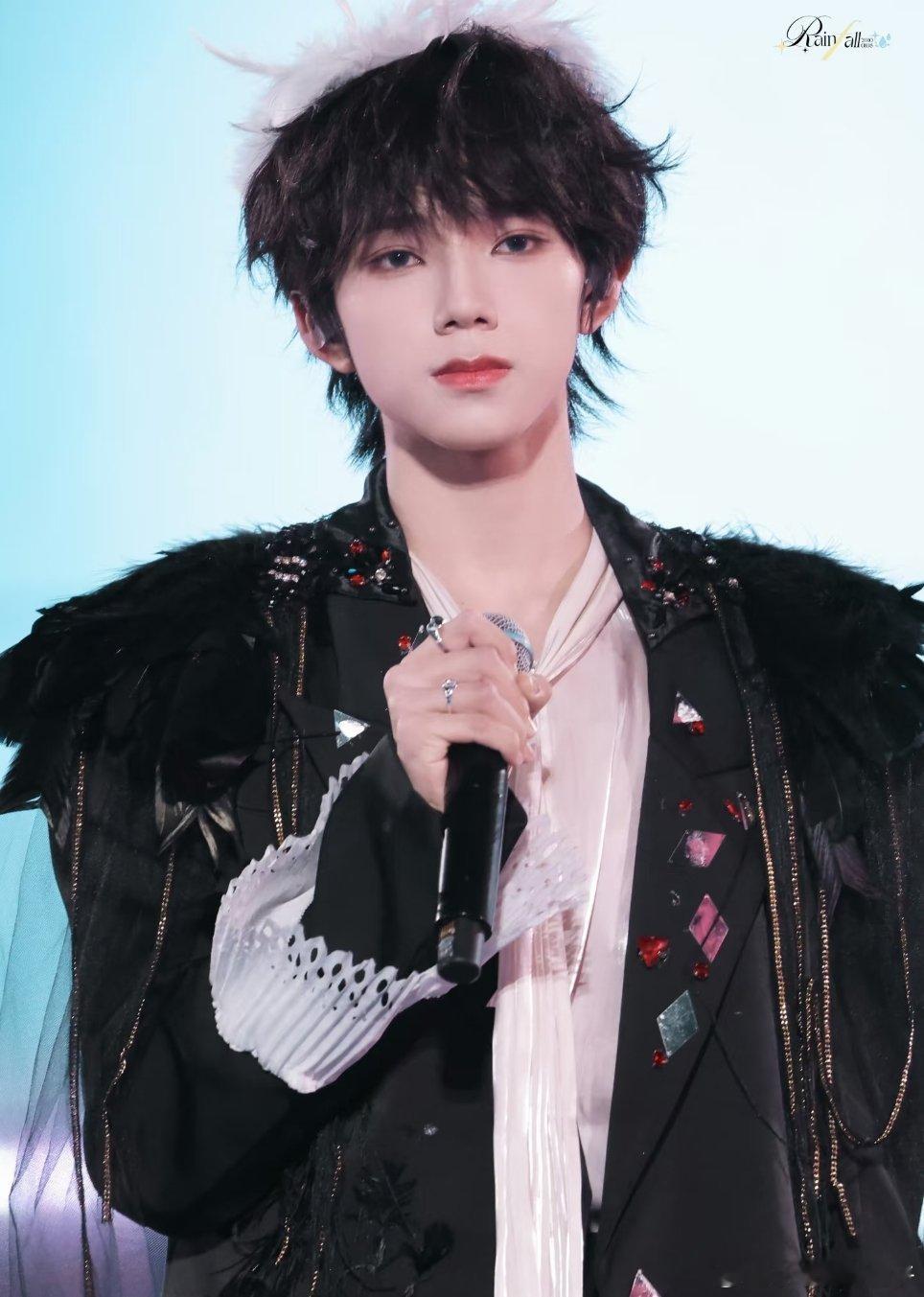 王橹杰娃娃新生代顶流没错吧，王橹杰真的算飞升了。 