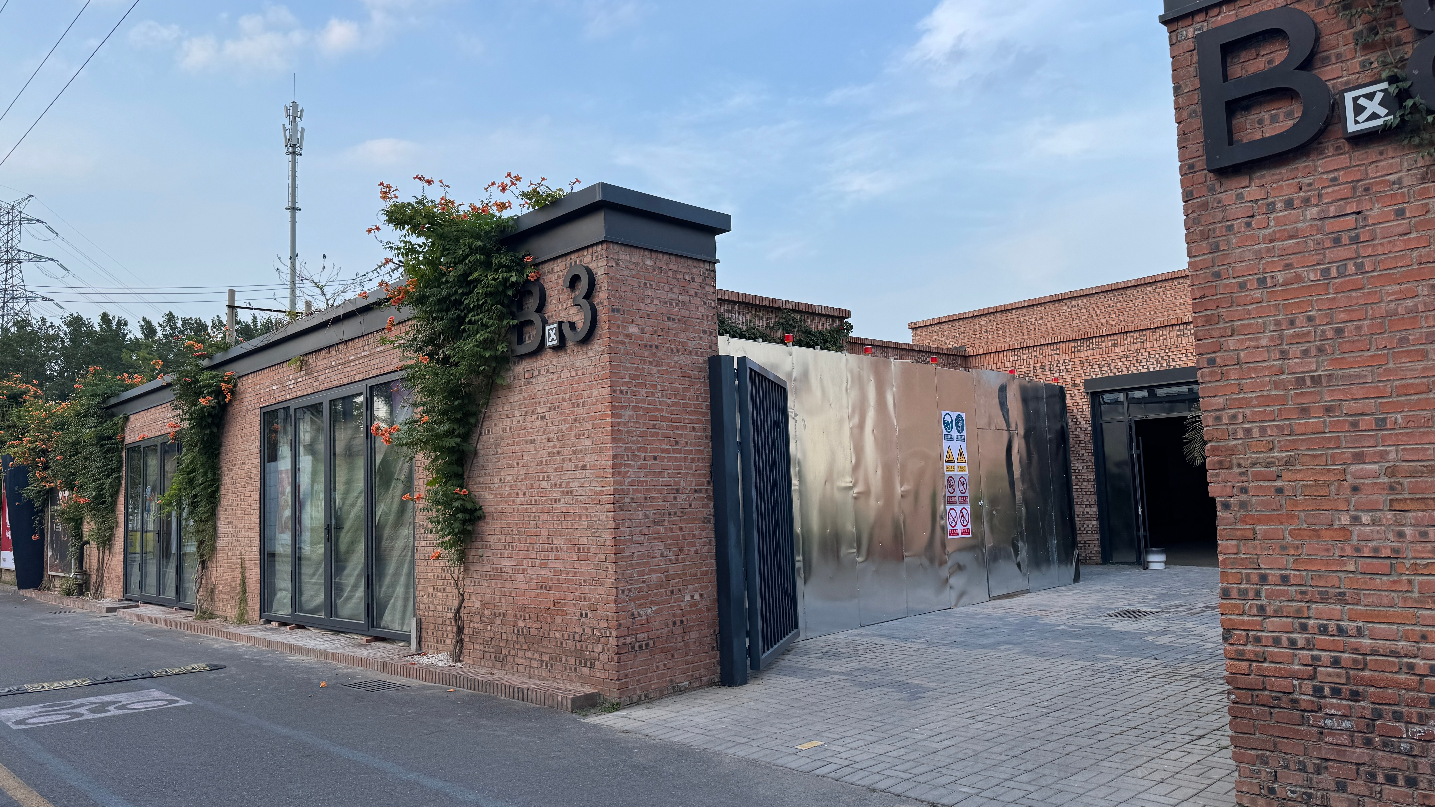 提前探店的烧烤店，目前还在装修阶段。之前看直播直言：换做旁人，这个位置并不建议开