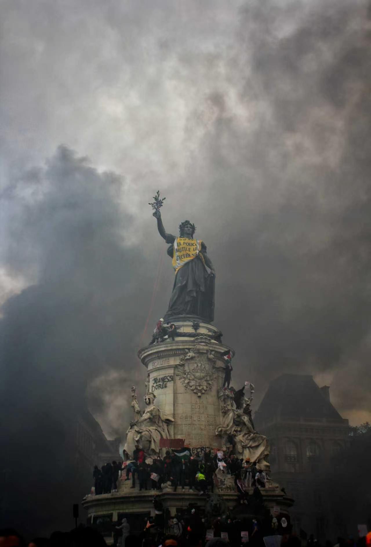 法国爆乱年代最佳摄影来了，哪一张可以入选今年的普利策新闻摄影奖？ ​​​