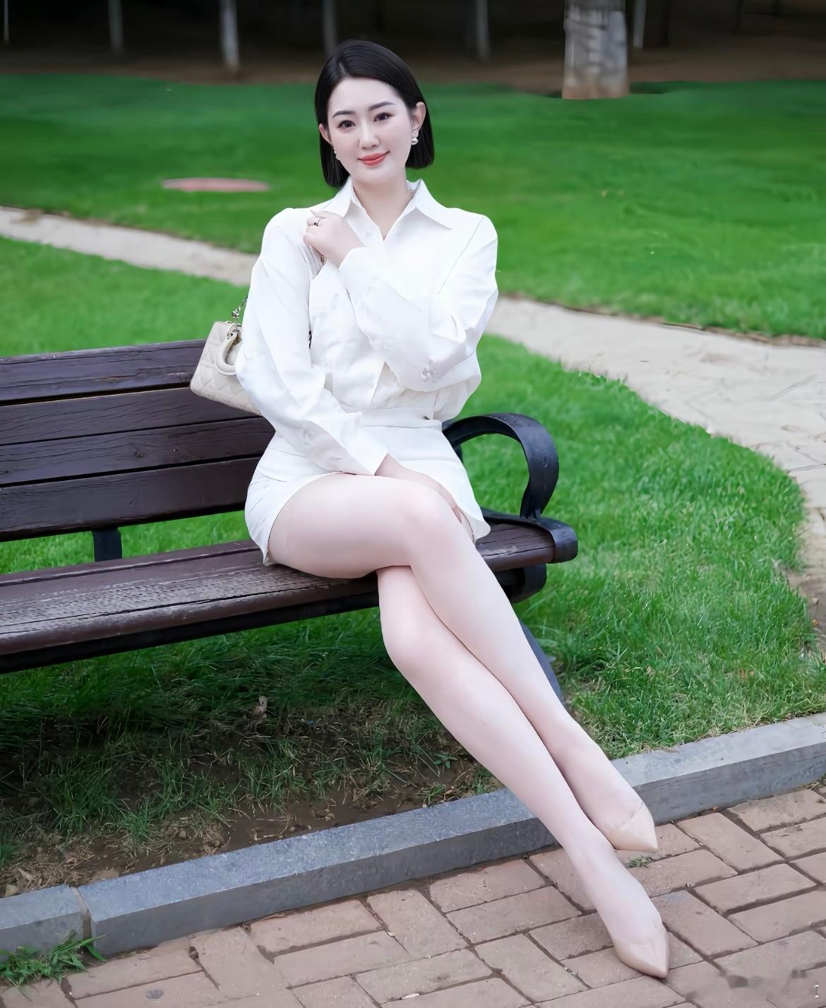 白色迷人小阿姨 