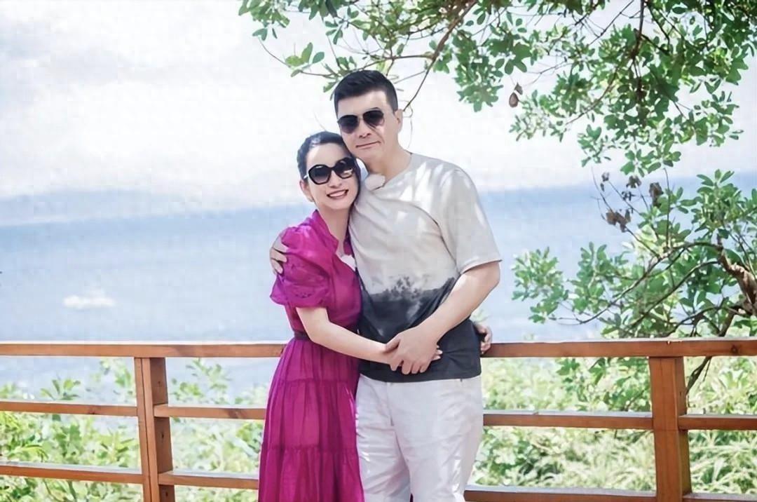 嫁对人的秦海璐又嫩了!47岁穿玫红裙似少女,躲在老公王新军怀中好娇羞。《主角》爆