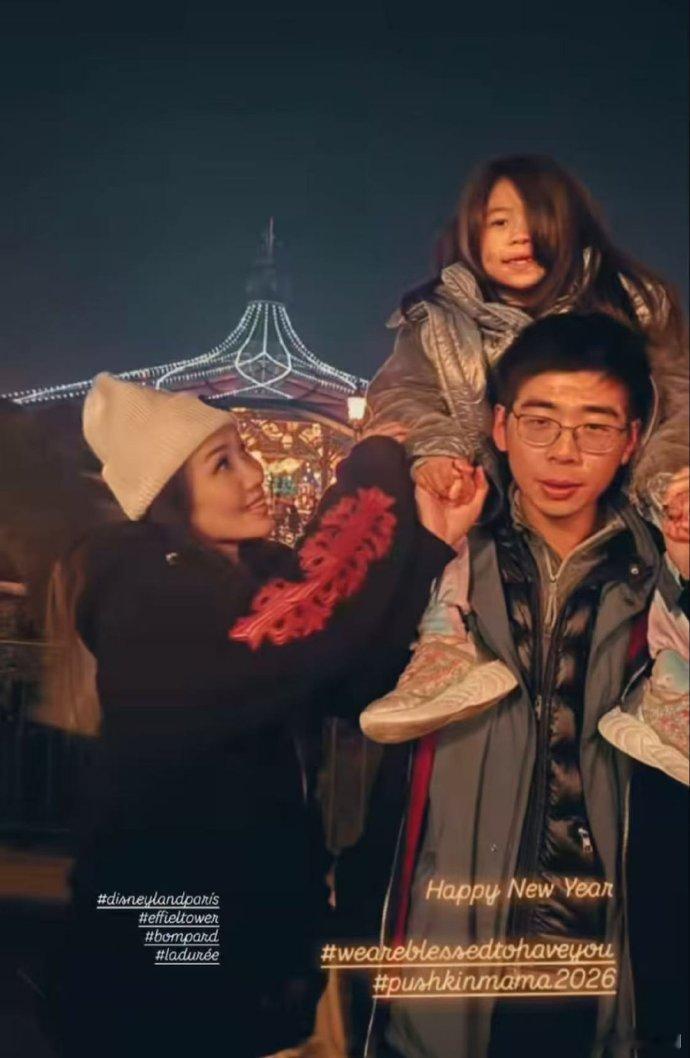 何超盈晒一家三口巴黎度假照何超盈晒一家三口巴黎度假照，好幸福呢！何超盈一家三口巴