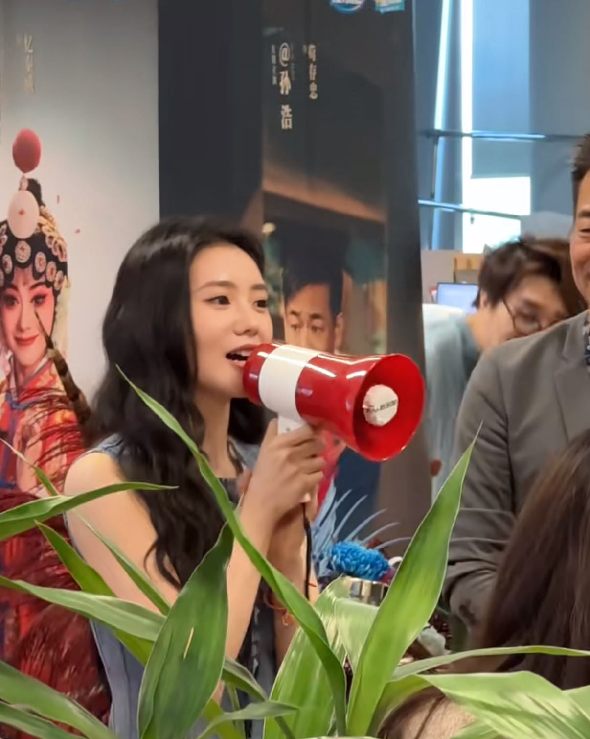 乐华女团现场带杜华KT板扫楼漫剧也飞不出杜华的世界乐华AI女团Hey Dream