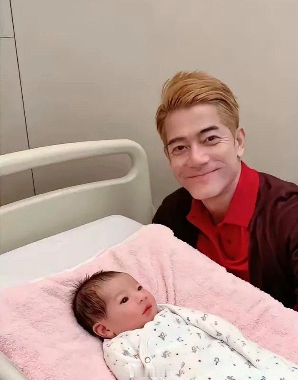 郭富城老来得女，他高兴坏了，所以一出生就直接晒了正脸照。要知道郭富城和方媛一直很