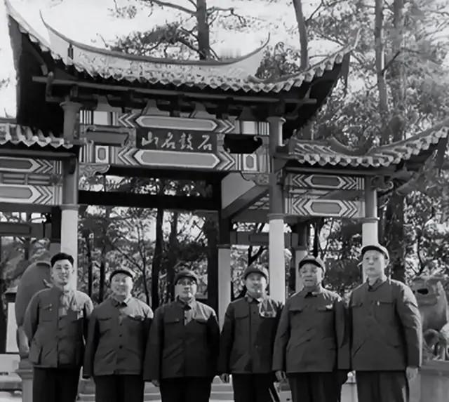 1973年底，上面搞了个大动作，八大军区司令全换了岗，而且司令员不再管地方上的事