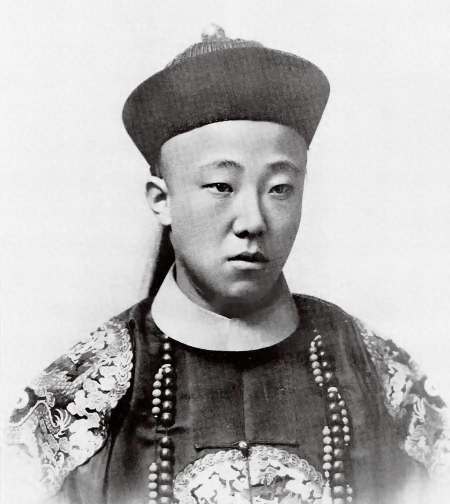1949年，伟人得知载涛靠摆摊为生后，当即关切表示：这样的摊位不要继续经营了！