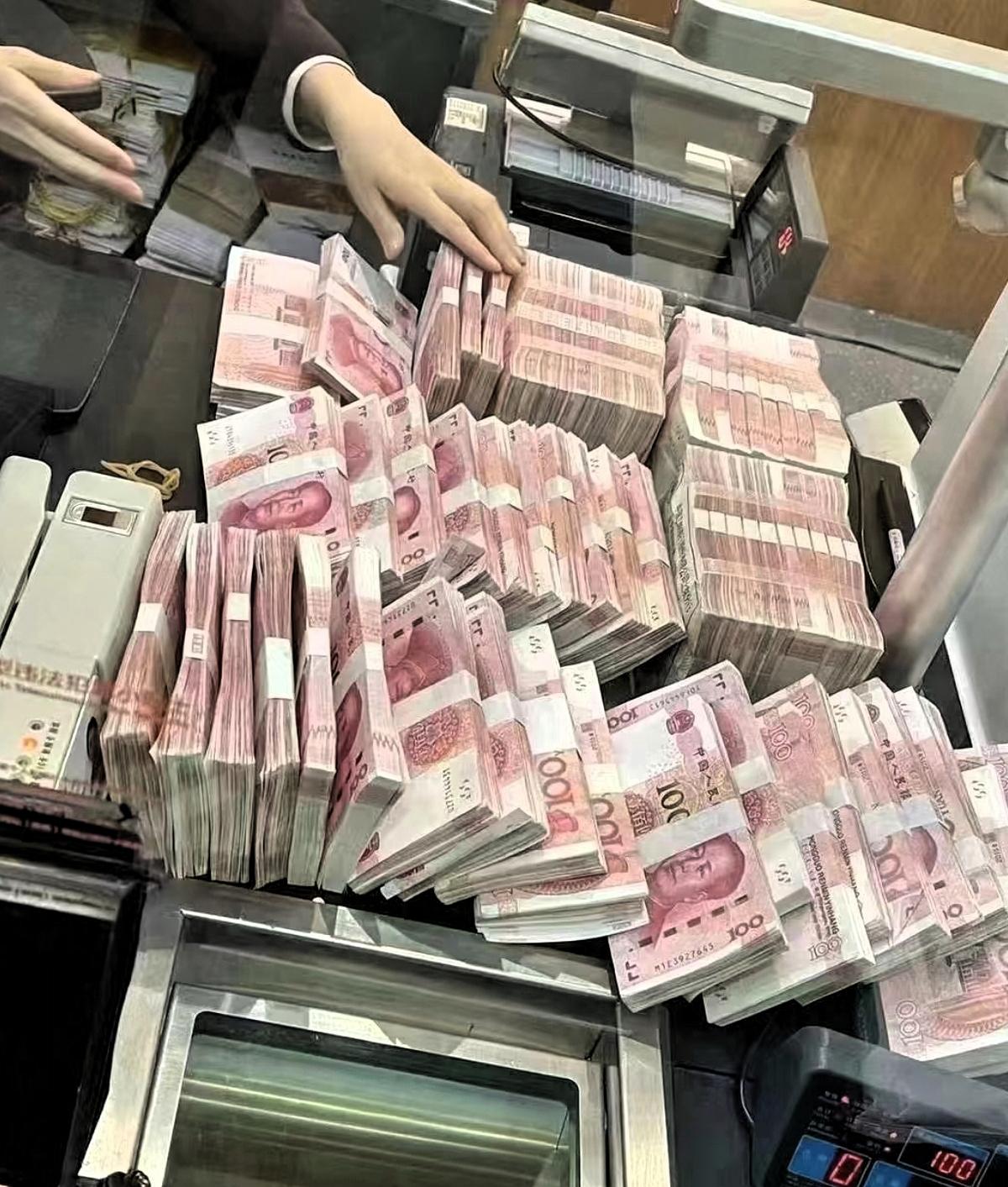 现在的利息，真是一年比一年没法看了。

前两天我那四十万到期了，兴冲冲跑去银行想