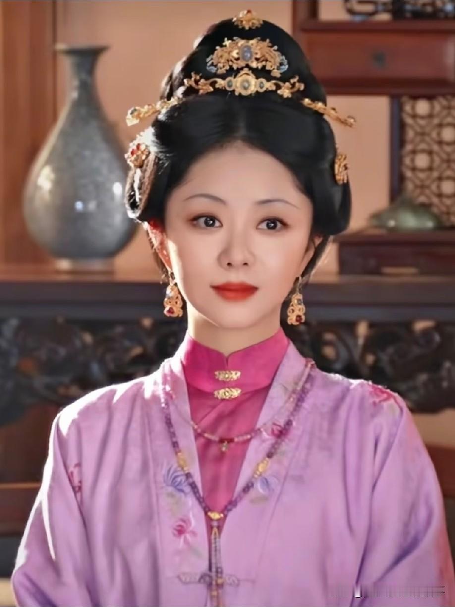 聊下谭松韵在《兰香如故》里的妆造，整体色调和服饰搭配很出彩，端庄大气之余，又透出