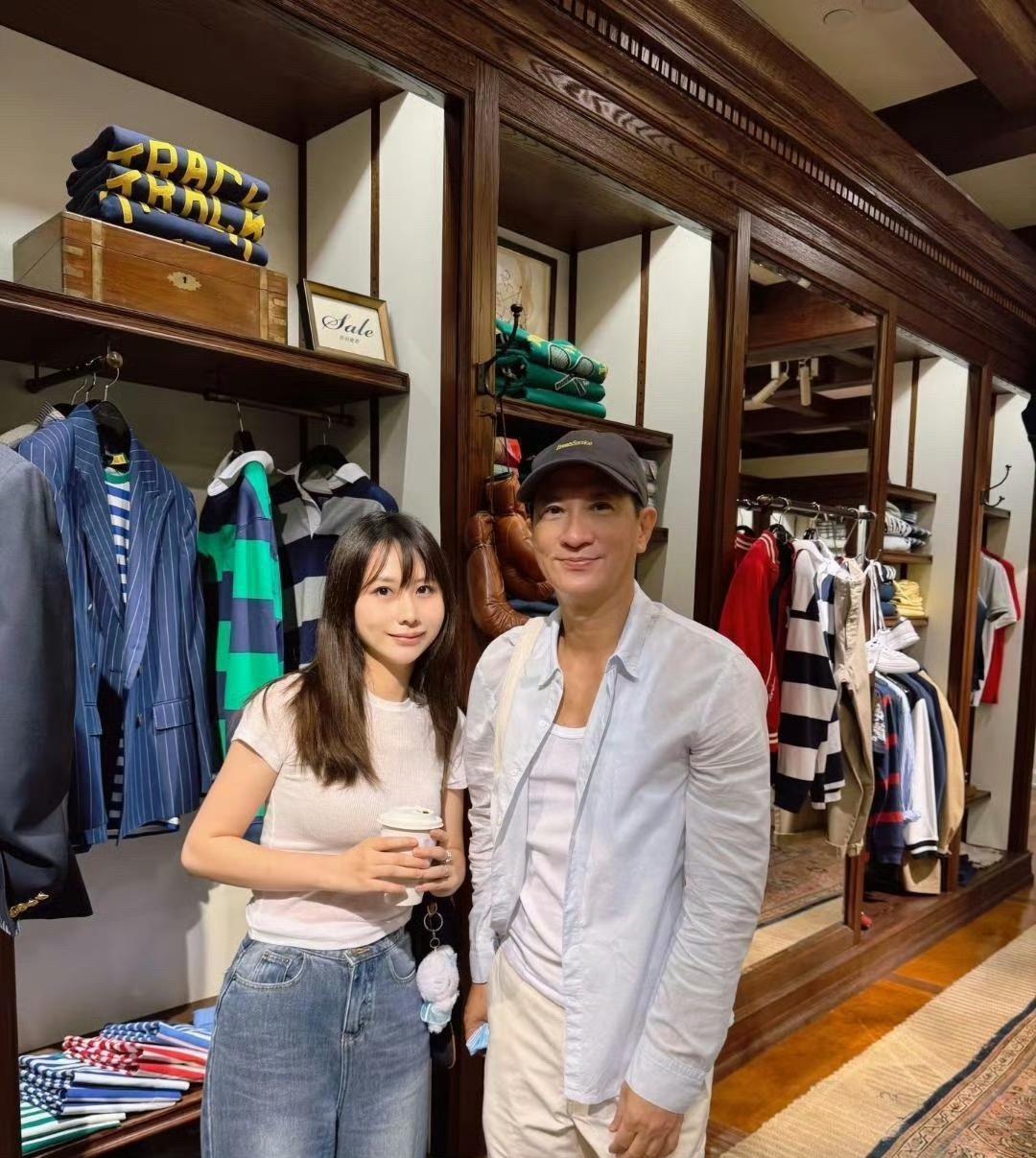 身材绝佳的美女偶遇渣渣辉，也忍不住和影帝来一张合影。张家辉身材保持得是真好，隐隐