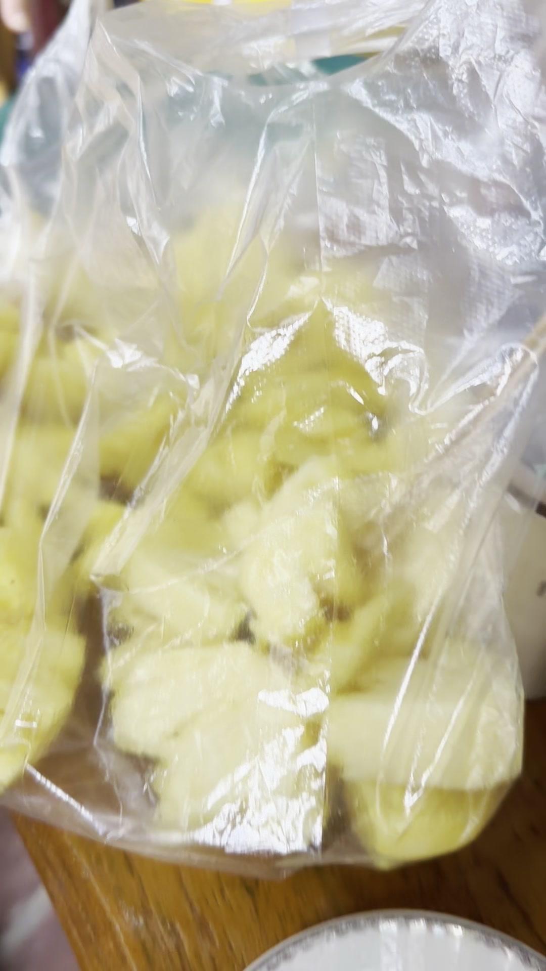 吃凤梨真要用盐或酱油吗？🍍原来广东人吃新鲜凤梨这么讲究！之前一直听说吃凤梨要泡