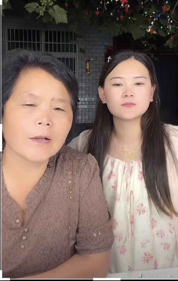 小故事！
    那天 雨露在直播，老壳子不辞辛苦又来，雨露的婆婆的家。老壳子说