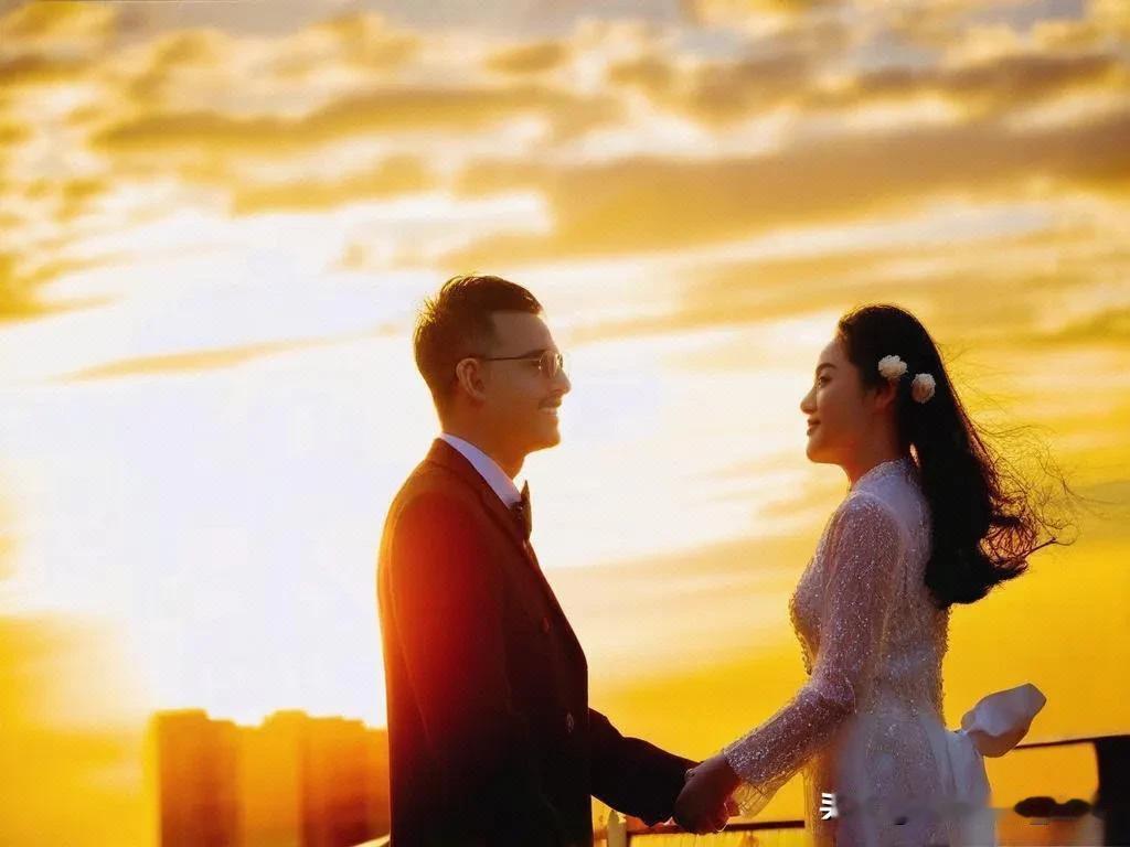 #你觉得婚姻真正上的意义是什么#
我觉得啊，婚姻就像是一场旅行。两个人携手同行，
