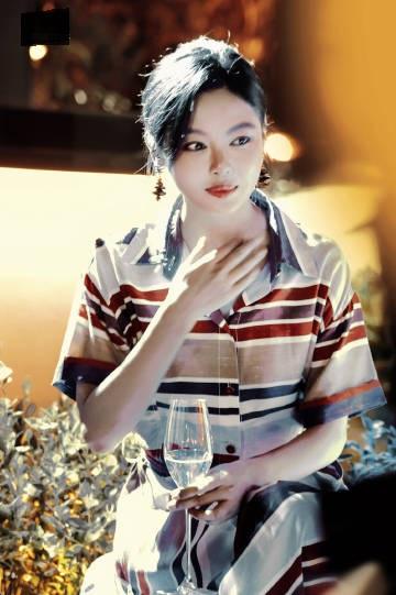 今天辛芷蕾和张子枫一起出席时尚活动，两位坐在一起真的是很有姐妹范儿。

辛芷蕾穿