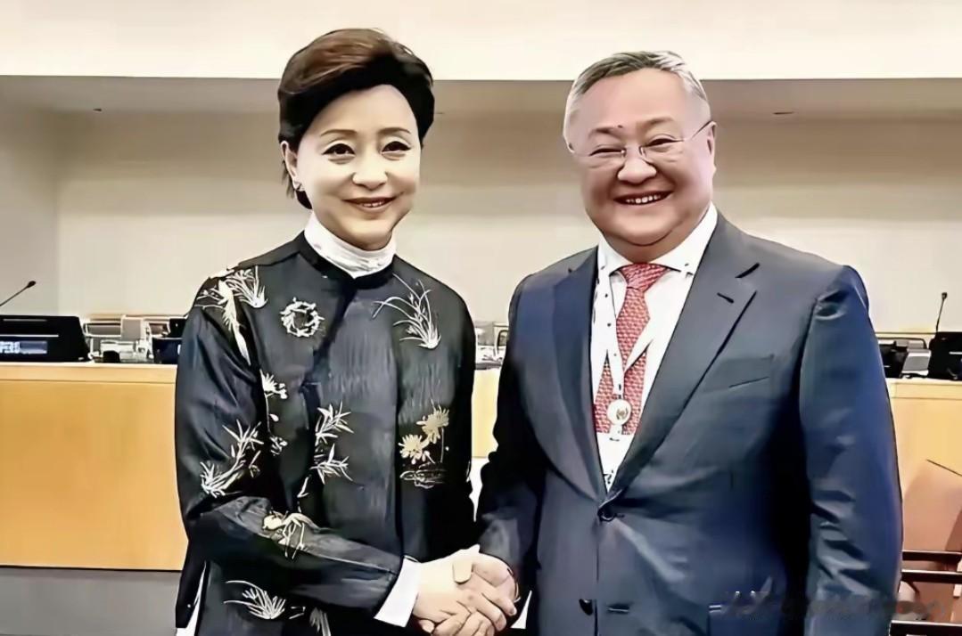 左边是知名主持人杨澜，见识眼界出众，常出席国际高端场合，能和她握手交流的绝非普通