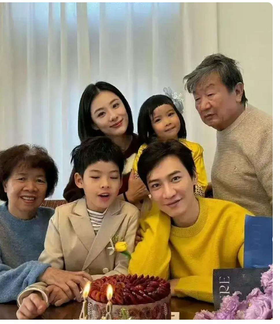 奥运冠军刘璇45岁像少女，保养得真好，一点也看不出她是两个孩子的妈妈，老公也帅气