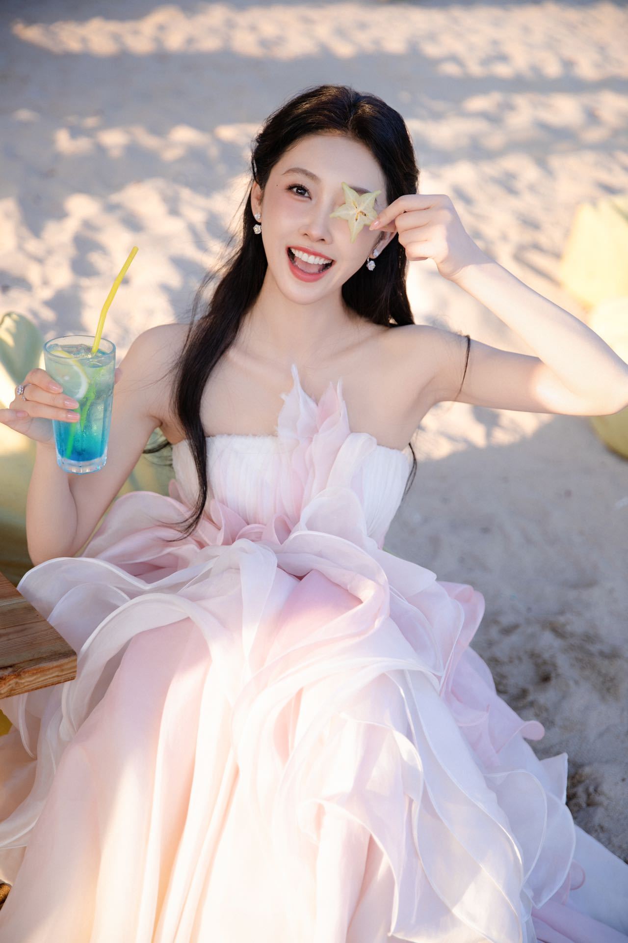 宣璐夏日海滩粉玫瑰三月还没过完，宣璐就已经提前过夏天啦！🌊 穿着粉色纱裙，拿着