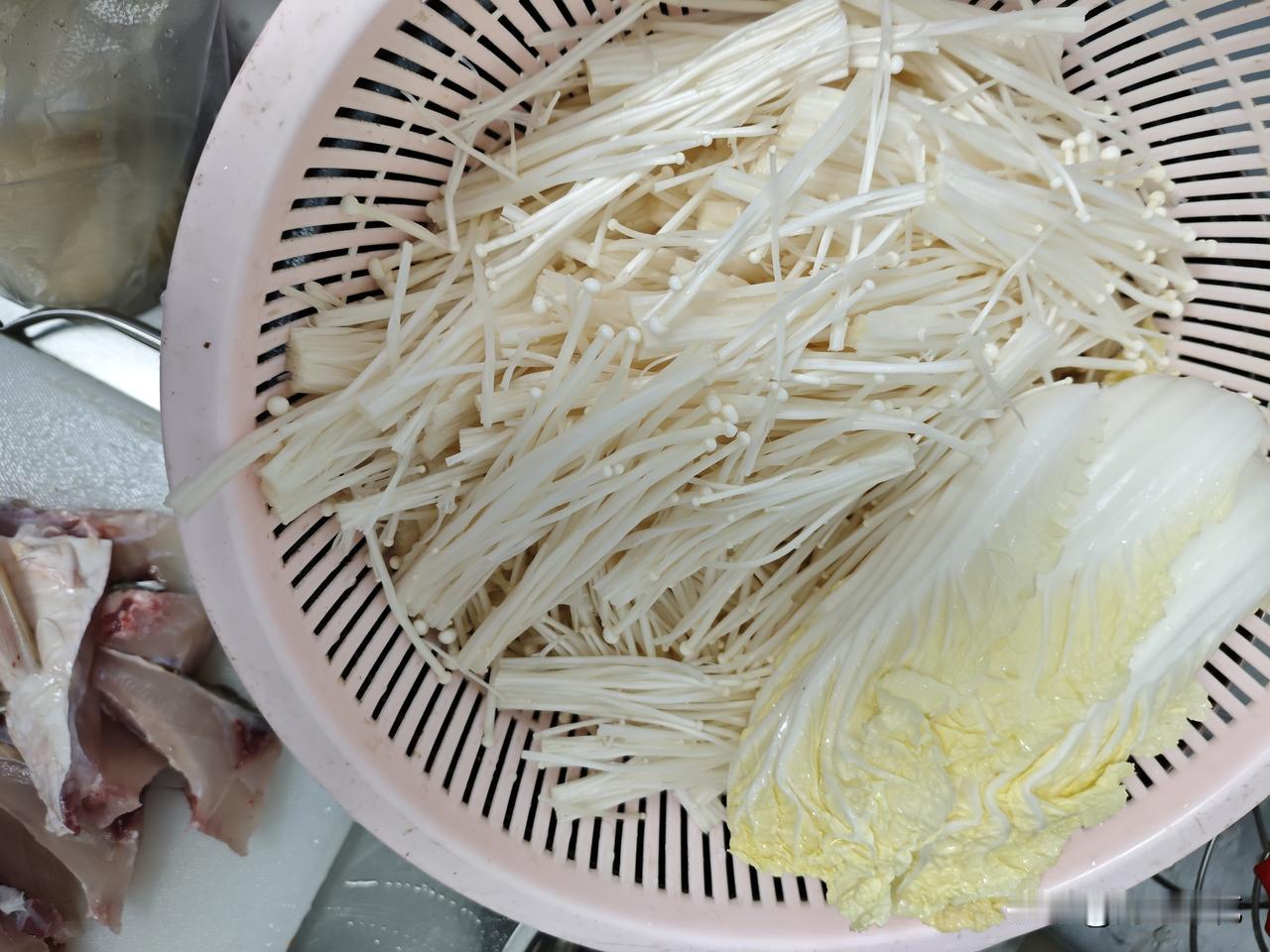 刚刚洗菜的时候，我突然想到一件事情，
就是昨天我刷头条的时候，我刷到了素老师写的