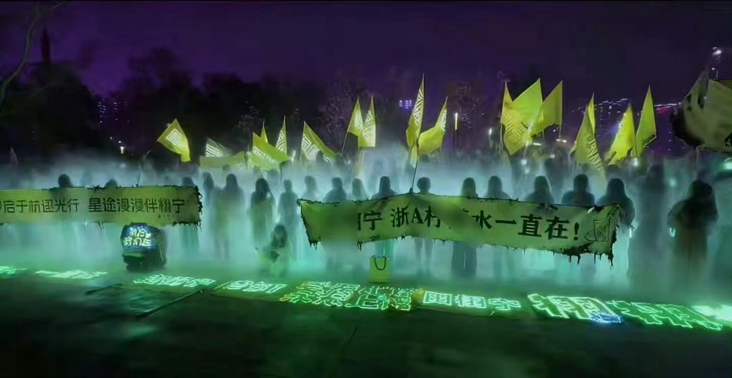 田栩宁穿柠檬黄营业柠檬水一直在，柠檬黄是挺亮的，就是人别太会演就行。颜色挺干净，