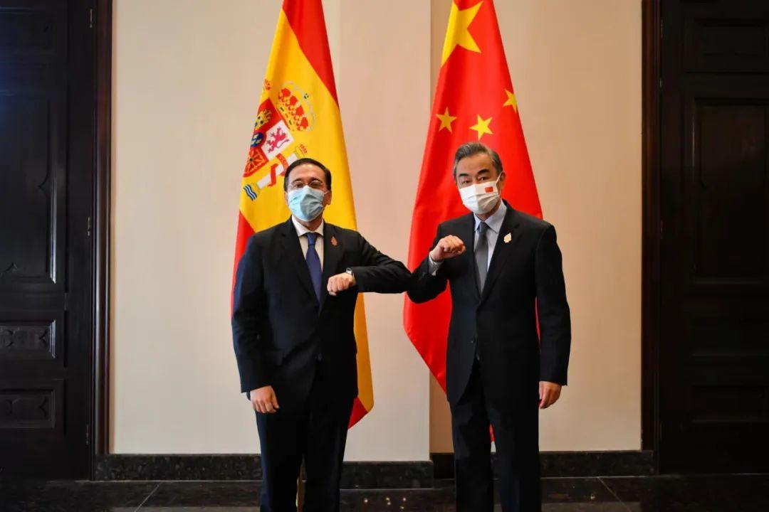 随着西班牙与美国公然反抗，欧洲各国都想要摆脱美国对他们的控制。
 
说白了，就是