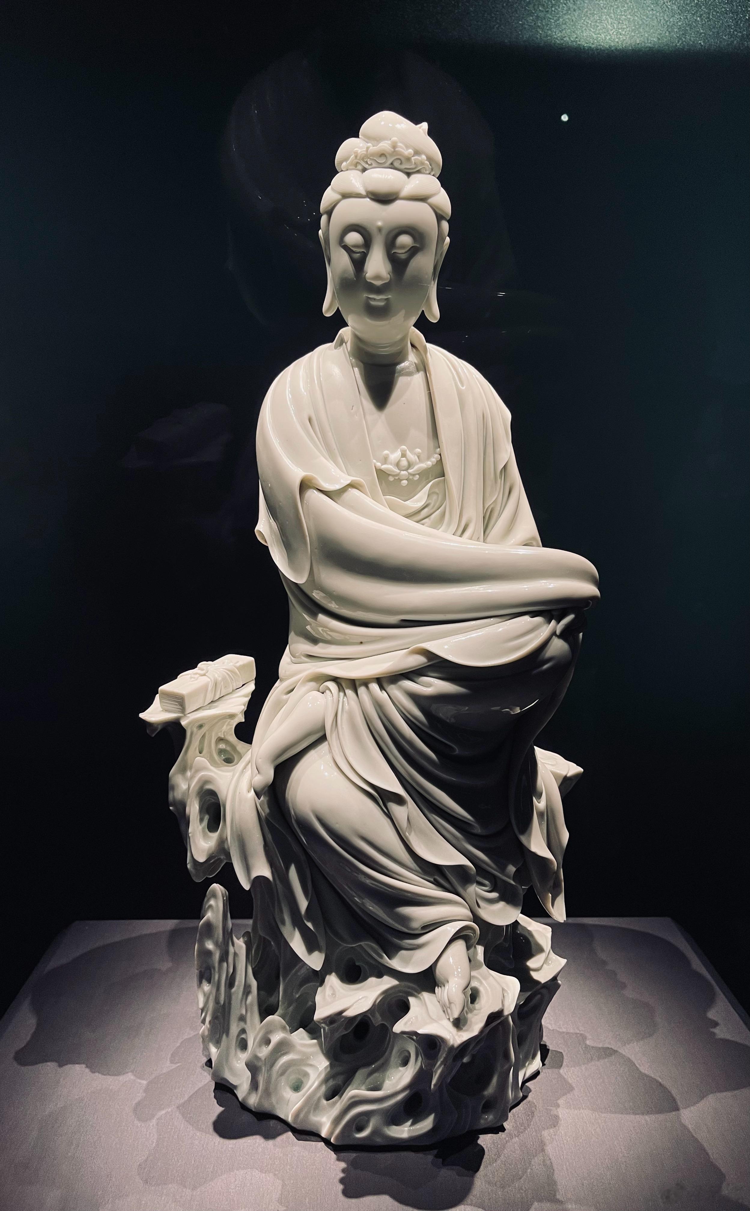在国博看了一个德化白瓷展。有好多的“观音”。“何朝宗”款观音让人一看就心生虔诚，