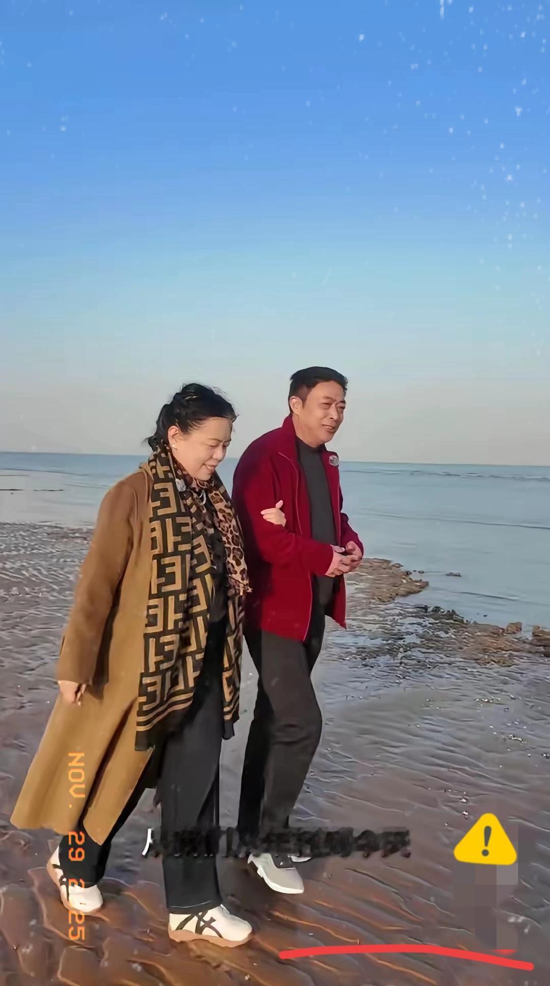 许妈姚爸来到了江苏连云港，两个人漫步海边，姚爸第一次在作品里有声音的表达，姚爸感