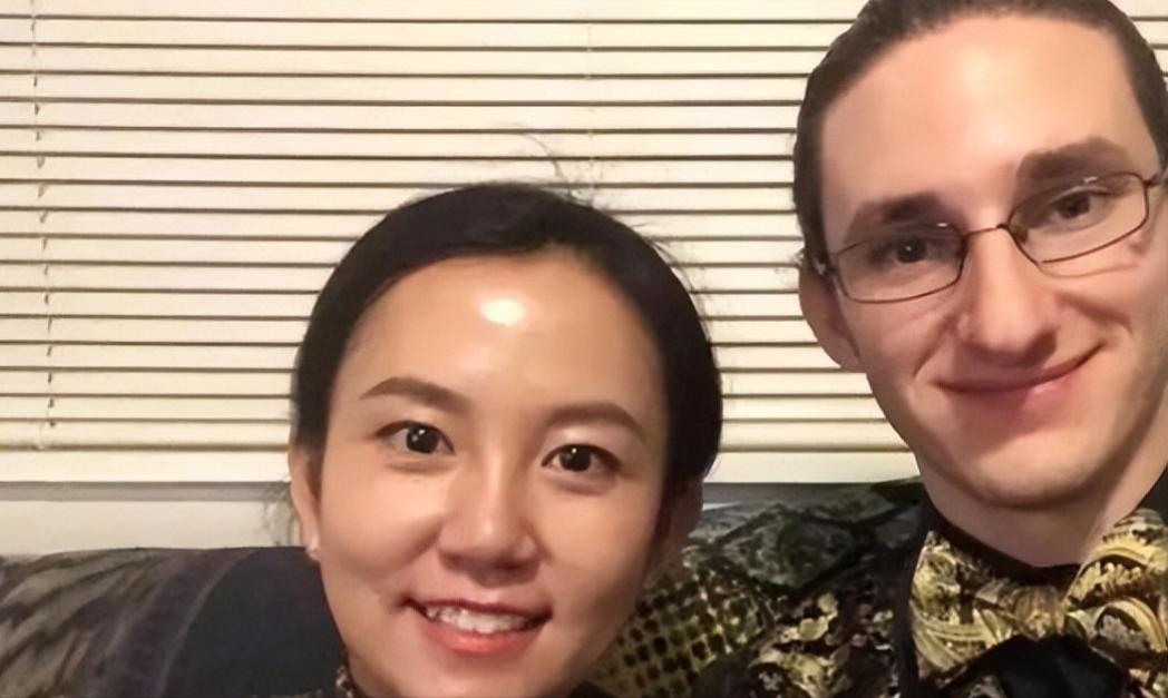 “你应该滚回中国去！”“别用亚洲人的脏习惯喂我的孩子！”2019 年美国一男子不