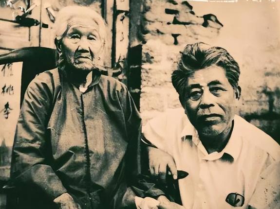 1941年冬，沂蒙山区。大众日报社干部毕铁华被捕后(改名白铁华)，日军用烧红的烙