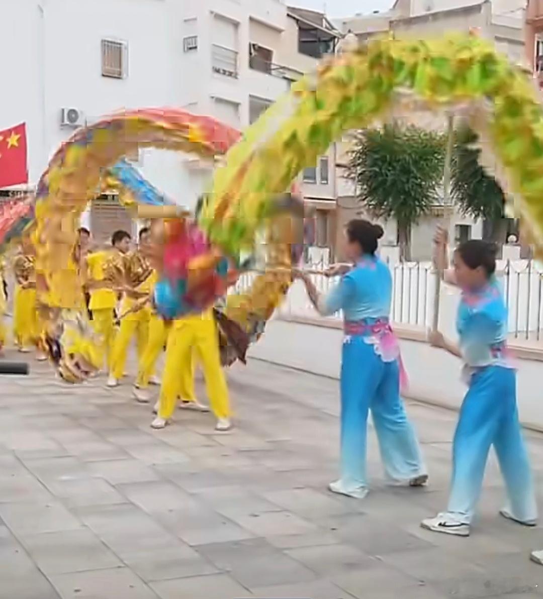 非遗龙舞天花板鸳鸯龙斩获浙江映山红奖刚柔并济的雌雄双龙太好哭了，从村头戏台到国际