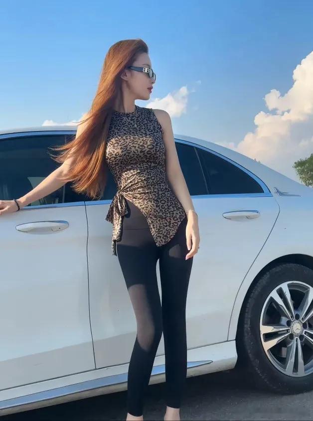 时尚穿搭今天穿什么ootd 紧身打底裤搭配豹纹背心野性十足 