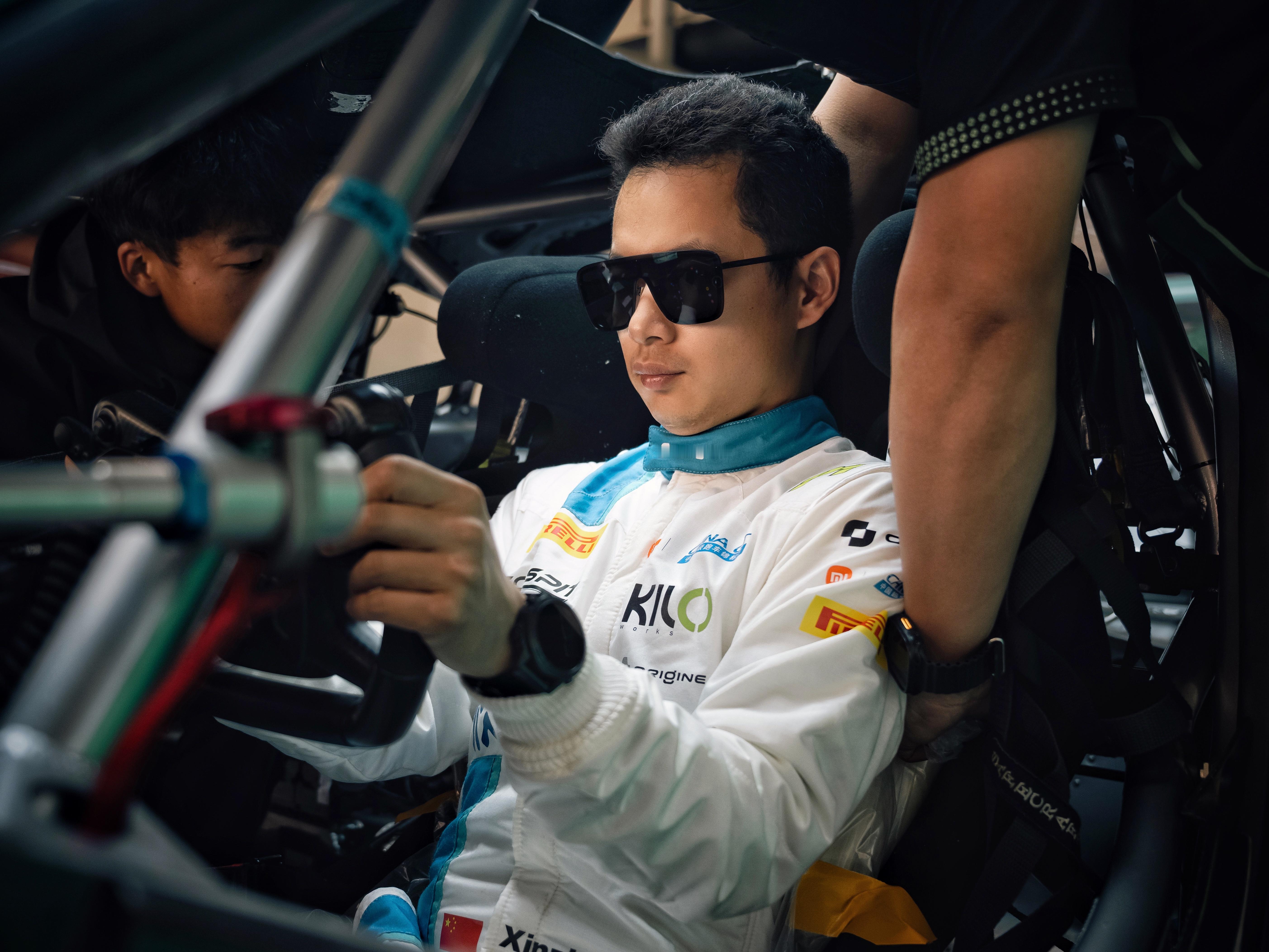 把新赛车座椅定制完，马不停蹄登机前往深圳，明天有Show要去站台🎙️。遗憾要缺